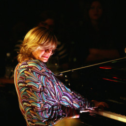 Brenda Hopkins lleva su piano a Quebradillas