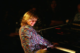 Brenda Hopkins lleva su piano a Quebradillas