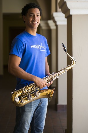 Michael Javier cumple su deseo de tener un Saxofón