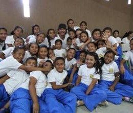 Ricardo Arjona ofrece clínicas a estudiantes y entrega donativo a su Fundaciòn